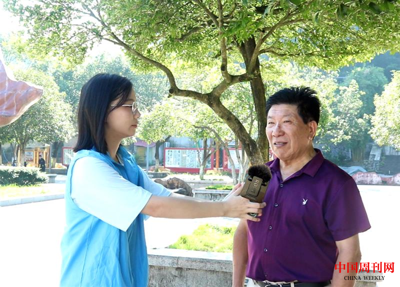 13圖為實踐團成員對路人進行采訪。.png