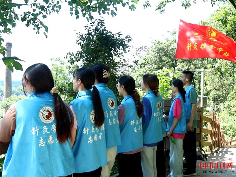 16圖為實踐團成員跟隨藥農上山辨識當地特色中草藥。3.png
