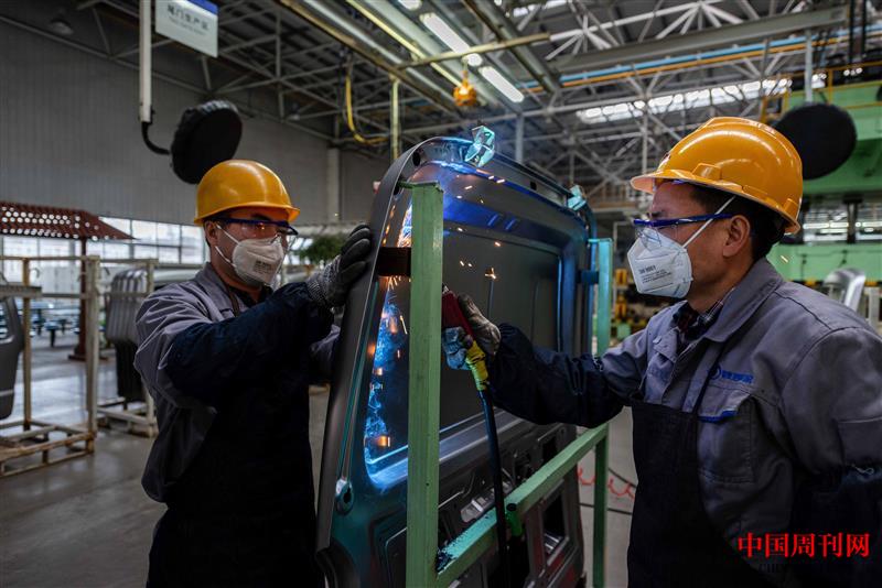 攝圖網_501632544_汽車生產線上作業的工人（企業商用）.jpg