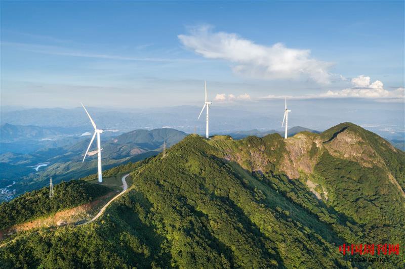 攝圖網_501658436_廣東河源缺牙山風力發電機(企業商用).jpg